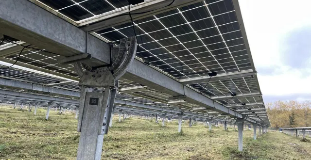 photo  le projet prévoit 3 237 panneaux photovoltaïques (comme ici à surdon) sur une surface de 2,2 ha.  &copy;  archives ouest-france 