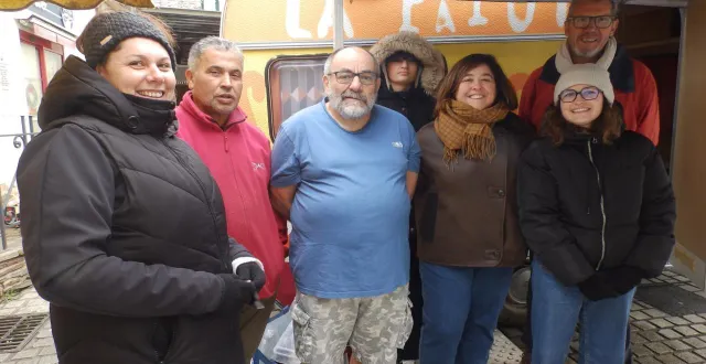 photo  l’équipe de l’esc a distribué sa bonne humeur au marché.  &copy;  co 
