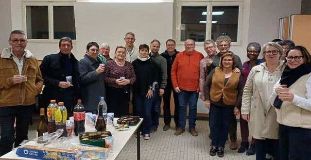 photo  les membres des thouarçonautes à l’issue de leur assemblée générale avec, à gauche, jean-françois vaillant, maire délégué de thouarcé et au centre stanis guillon (en veste rouge), président de l’association.  &copy;  co 