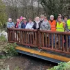 photo  les participants à la marche solidaire ont fait halte sur le petit pont de la mare, entièrement réaménagé. 