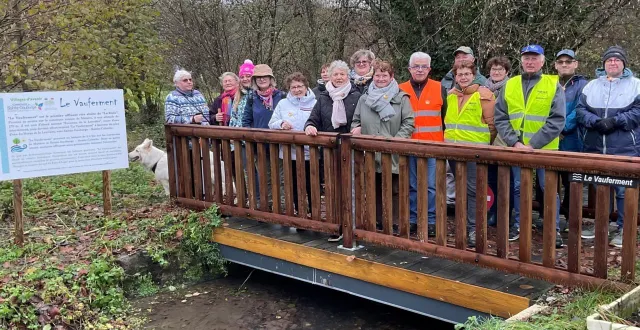 photo  les participants à la marche solidaire ont fait halte sur le petit pont de la mare, entièrement réaménagé.  &copy;  ouest-france 