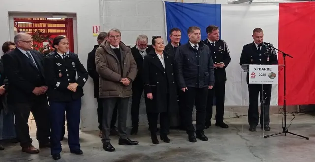 photo  le capitaine aurélien deveaux, lors de sa prise de parole, avec, à ses côtés, le colonel christophe brusson, les élus et la représentante de la brigade de gendarmerie.  &copy;  ouest-france 
