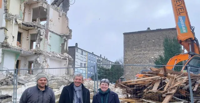 photo  lors de la démolition de l’immeuble, situé rue du docteur-georges-louvel, avec,notamment, une pelle montant à 26 m. à partir de la gauche, un employé de l’entreprise crevel ; michel leroyer, maire, et sylvie errard, première adjointe.  &copy;  ouest-france 