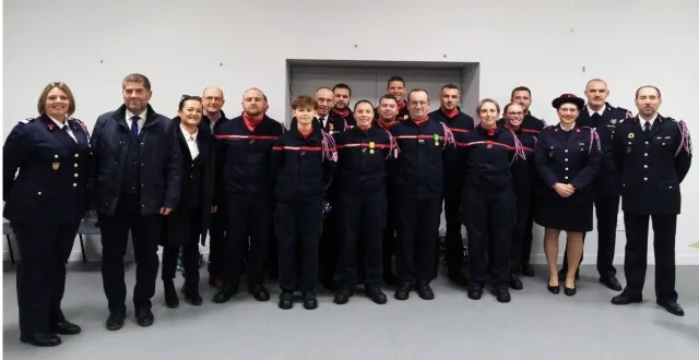 photo  les médaillés et promus entourés, à gauche, par la commandante laetitia trassard, du sdis 61 ; jérôme nury, député ; catherine meunier, conseillère régionale et départementale ; michel legalle, maire de chanu ; et à droite, par les deux chefs de centre : l’adjudant-chef adrien letellier, de tinchebray-bocage, et le sergent-chef gérald manguy, de chanu.  &copy;  ouest-france 