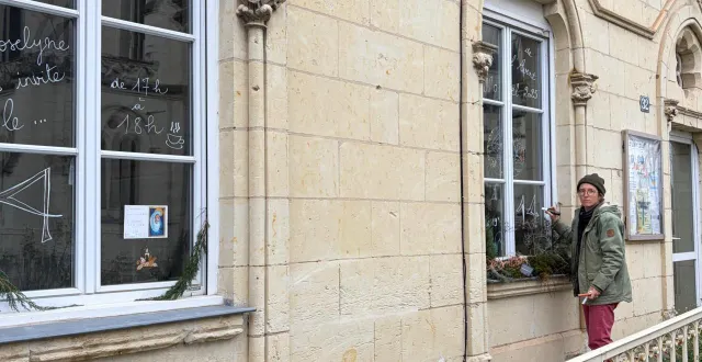 photo  fleur lacarelle en pleine décoration artistique au presbytère.  &copy;  co 