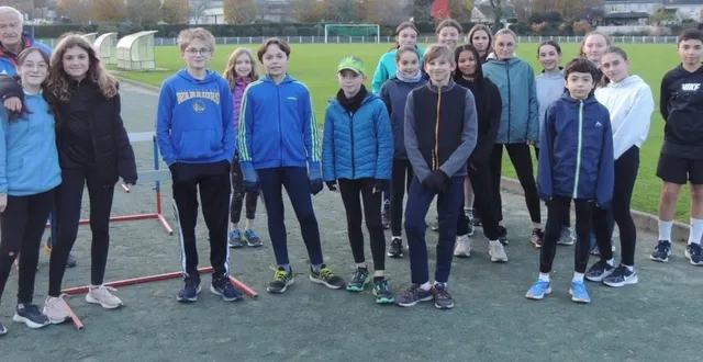 photo  michel graveleau (à gauche) et un groupe de jeunes athlètes lors d’un entraînement.  &copy;  ouest-france 