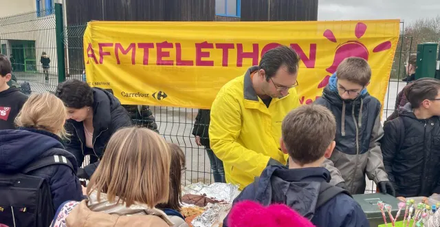 photo  aux côtés des bénévoles de l’apel, mamer’thon tenait l’un des stands installés à la sortie de l’école.  &copy;  le maine libre 