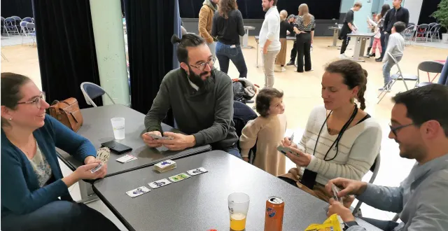 photo  une partie de 6 qui prend a réuni emmanuel et solène (à gauche), et mathieu et sandy.  &copy;  le maine libre 