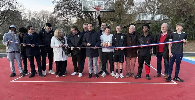 photo  youssef ben amar adjoint aux sports s’apprête à couper le ruban tricolore.  &copy;  le maine libre 