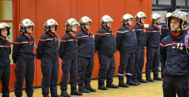 photo  les pompiers ont formé un bel alignement devant jean-françois landelle, commandant des troupes.  &copy;  le maine libre 