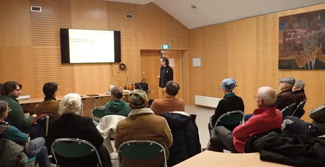 photo  romain louvet expliquant les résultats du travail d’analyse effectué par les différents parcs naturels régionaux de normandie.  &copy;  parc géoparc normandie maine 