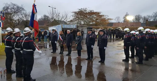 photo  dépôt de gerbe à la stèle du souvenir lors de la sainte-barbe.  &copy;  le maine libre 