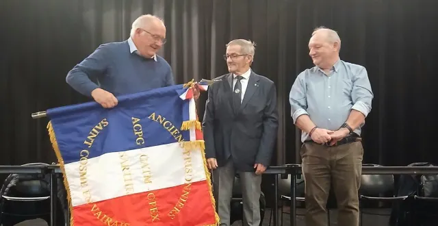 photo  le nouveau drapeau a été remis par le président départemental des anciens combattants, yves longobardi.  &copy;  ouest-france 