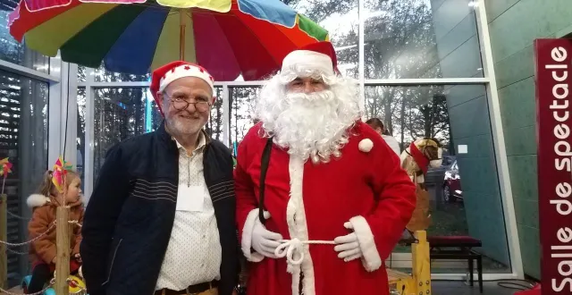 photo  le groupe mali arnage organisait, dimanche, son marché de noël. « la journée est une vraie réussite. nous constatons une affluence plus élevée que l’année dernière », souligne daniel cadeau, le président de l’association. articles faits main, représentation et vin chaud ont eu un franc succès auprès des visiteurs. les bénéfices de la journée seront reversés à la coopération internationale.  &copy;  ouest-france 