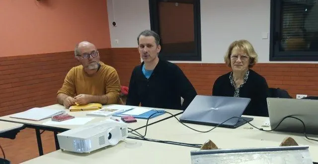 photo  de gauche à droite : stéphane aufray, le trésorier, benoît gasnot, le président, claire chauchet, la secrétaire. en premier plan : le nichoire à chauve-souris.  &copy;  ouest-france 