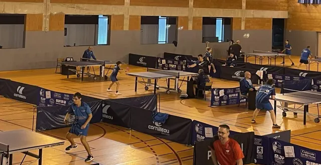 photo  94 pongistes s’entraînent dans le gymnase de la commune  &copy;  ouest-france 