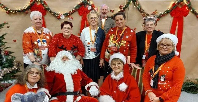 photo  les membres du comité des fêtes ont eu le plaisir de poser avec le père noël.  &copy;  le maine libre 