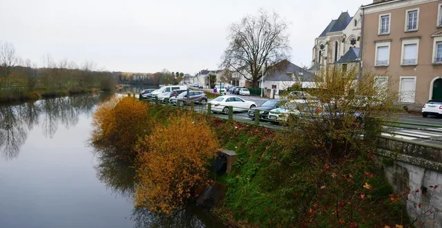 photo  le quai d’anjou au lion-d’angers encombré de voitures, laissera dans le futur la place à plus de verdure pour retrouver la rivière dans un environnement apaisé.  &copy;  ouest-france 