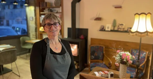 photo  mélina féret-lhomer ouvre jeudi 4 décembre 2025 son salon de thé, place paulette-duhalde à flers, dans l’orne.  &copy;  ouest-france 