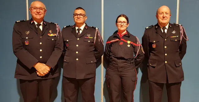 photo  corinne chausson entourée du capitaine et chef de centre didier pavé, du lieutenant-colonel letellier, président de l’union départementale et du capitaine boutroy lors de la remise de sa médaille de bronze.  &copy;  le maine libre 