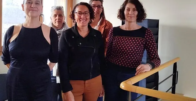 photo  de gauche à droite : myriam gerbouin, peggy massol, élise charpentier accompagnées des représentantes de la mission jeunesse aînés et du clic aînés outre maine.  &copy;  ouest-france 