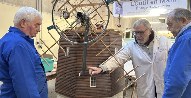 photo  alain prévotat (au centre) ici avec deux autres bénévoles de l’outil en main du pays fléchois, devant le moulin qui servira de support à la roue.  &copy;  le maine libre 