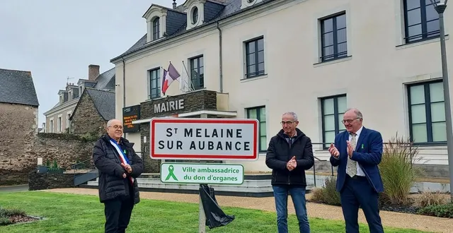 photo  dominique forest, le maire (à gauche), a dévoilé la pancarte d’entrée d’agglomération qui rappellera aux automobilistes la cause du don d’organes avec son ruban vert, en présence de rémy léridon, président de l’adot 49 et du professeur laurent dubé, responsable régional de l’agence biomédecine.  &copy;  ouest-france 