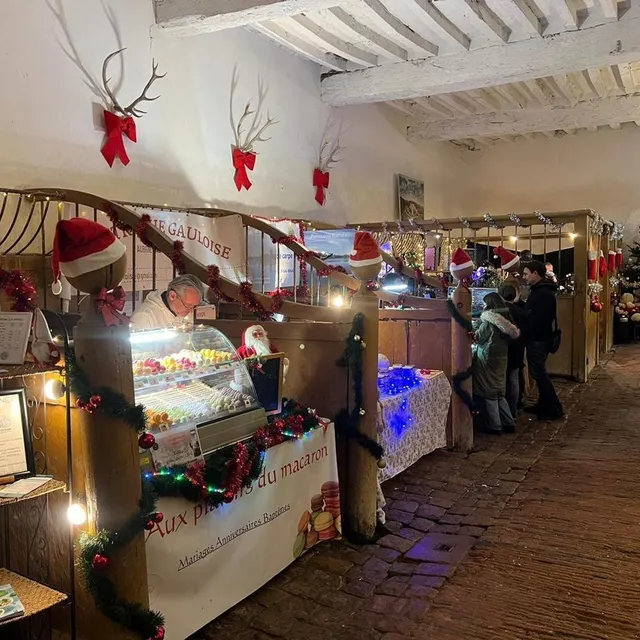 photo des exposants dans les écuries du château.  ©  ouest-france