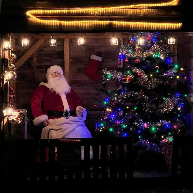 photo un père noël devant le château.  ©  ouest-france