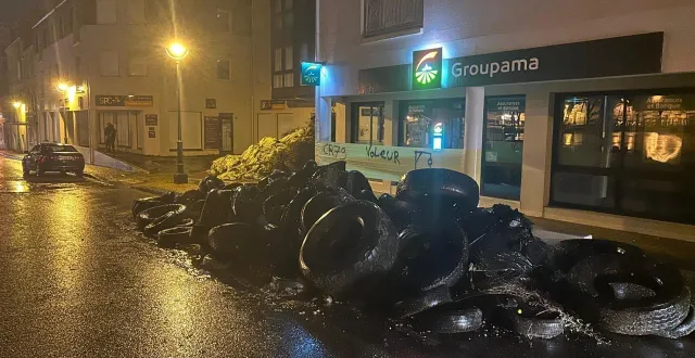 photo  groupanma, place du drapeau à parthenay, a été la cible de la colère des agriculteurs, ainsi que le crédit agricole, un peu plus loin.  &copy;  co 