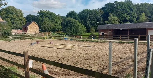 photo  la carrière de la ferme équestre du gasseau sont à louer.  &copy;  cchsam 