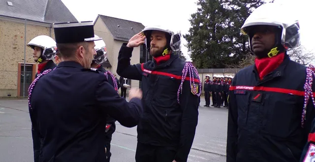 photo  deux agents communaux, armand taureau et madi ousséni, ont été promus au grade de caporal.  &copy;  le maine libre 