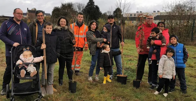 photo  les trois familles ayant choisi la plantation rue du débarcadère, entourées de vincent chauchet, adjoint au maire, et florentin, agent des espaces verts.   &copy;  le maine libre 