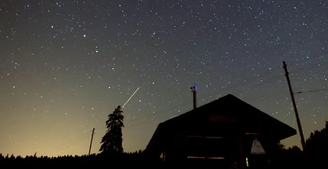 photo  une étoile filante dans le ciel de la suisse.  &copy;  salvatore di nolfi/epa 