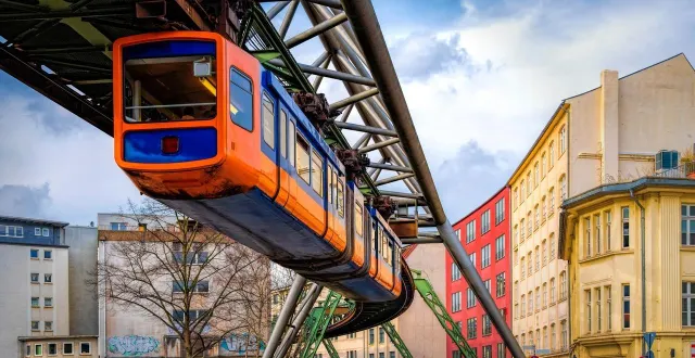 photo  le monorail suspendu du wuppertal, en allemagne, a été mis en service en 1901. un siècle plus tard, wuhan (chine) s’apprête à lancer elle aussi son réseau de métro « à l’envers ».  &copy;  getty images - ekh-pictures 