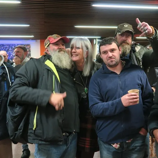 photo les sans-abri ont montré beaucoup de reconnaissance à martine, bénévole à l’association des toqués du mercredi qui sert un repas le mercredi, place des comtes-du-maine.  ©  ouest-france