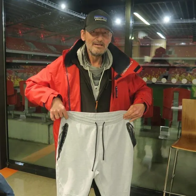 photo grâce aux bénévoles de la cravate solidaire, joël est reparti avec un pantalon bien chaud.  ©  ouest-france