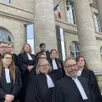 photo  une partie du barreau d’alençon s’est réunie ce jeudi 4 décembre 2025 devant le tribunal judiciaire d’alençon pour protester contre un projet de décret qui restreindrait la possibilité de faire appel dans plusieurs juridictions civiles. 