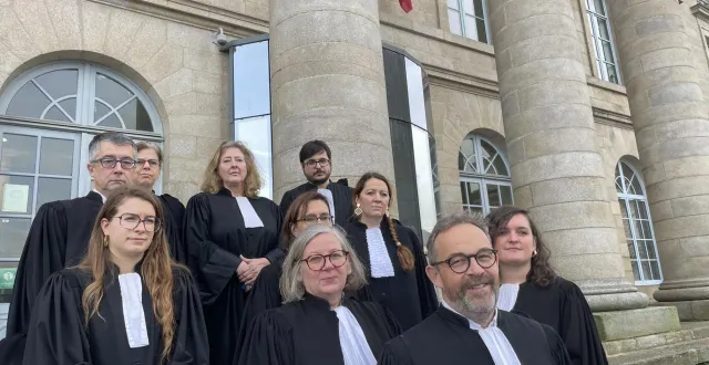 photo  une partie du barreau d’alençon s’est réunie ce jeudi 4 décembre 2025 devant le tribunal judiciaire d’alençon pour protester contre un projet de décret qui restreindrait la possibilité de faire appel dans plusieurs juridictions civiles.  &copy;  ouest-france 