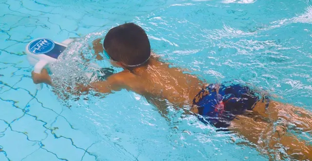 photo  avec ces drôles d’engins, en un rien de temps, les enfants se muent en dauphins.  &copy;  ouest-france 