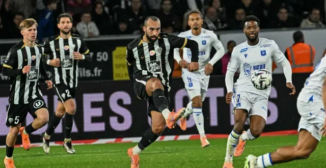 photo  himad abdelli.  &copy;  co - laurent combet 