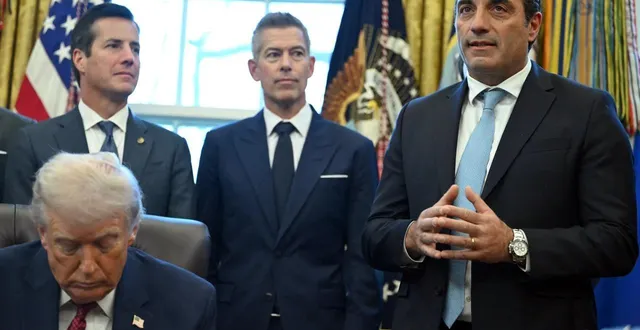 photo  le pdg de stellantis, antonio filosa (à droite), s’exprime dans le bureau ovale de la maison blanche, aux côtés du président américain donald trump, le 3 décembre 2025.  &copy;  andrew caballero-reynolds / afp 
