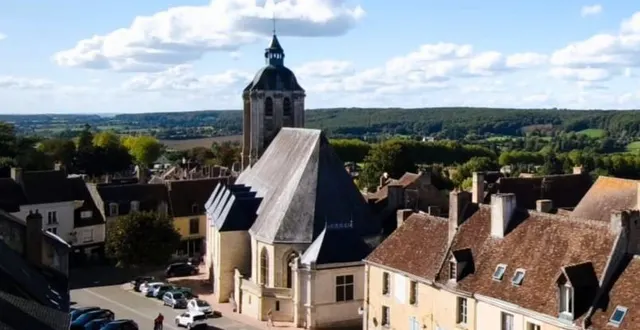 photo  l’église saint-sauveur, de style classique, est imposante, 48 m de long pour 15 m de large. on peut y découvrir, à l’intérieur, une impressionnante charpente de bois en carène de bateau renversée.  &copy;  ouest-france 