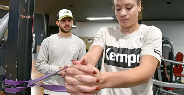 photo  sous l’œil du préparateur physique tom almazan, lorine perrot et les handballeuses du hbc celles ont repris l’entraînement ce jeudi 4 décembre 2025.  &copy;  co - marie delage 