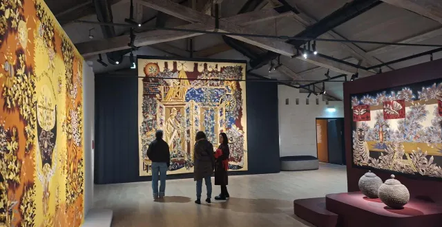 photo  rassemblées par thèmes, de nouvelles œuvres sont exposées au public.  &copy;  co 