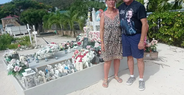 photo  philippe et nathalie roche ont profité d’un voyage en guadeloupe pour aller se recueillir sur la tombe de johnny hallyday à saint-barth.  &copy;  co – yg 
