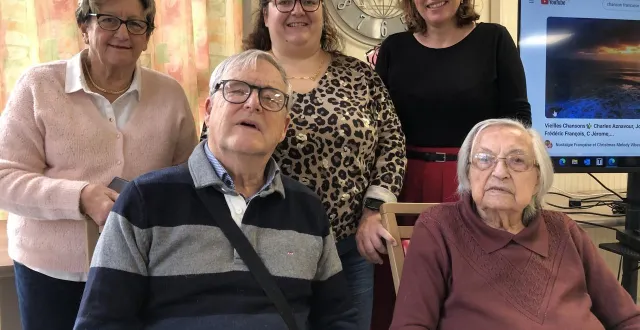 photo  marcelle desprès, en bas à droite, a eu cent ans le 3 décembre 2025. à sa gauche, son fils denis desprès, et derrière elle, de gauche à droite : sa belle-fille françoise desprès, madeline pettre, animatrice, et stéphanie cousin, la directrice de la résidence arpège.  &copy;  ouest-france 