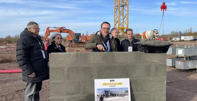 photo  marc guiborel, directeur général de la branche meggitt, pose la première pierre de la future usine du groupe, en présence du directeur groupe parker, de la maire d’avrillé, du président d’angers loire métropole et du président d’alter eco.  &copy;  co 