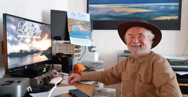photo  dans son bureau, jean charbonneau sélectionne et met en forme les images captées tout au long des 1 020 km du fleuve royal.  &copy;  ouest-france 