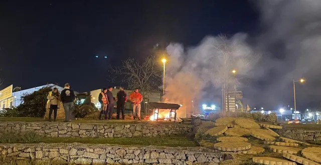 photo  le 25 novembre 2025, des agriculteurs avaient allumé un feu dans le rond-point ldc à sablé-sur-sarthe pour dénoncer, notamment, la prochaine signature des accords mercosur.  &copy;  archives ouest-france 